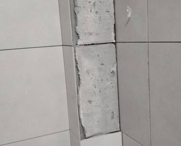 长寿瓷砖空鼓维修公司分享下瓷砖施工前基层浇水润湿程度不足，可能导致以下问题