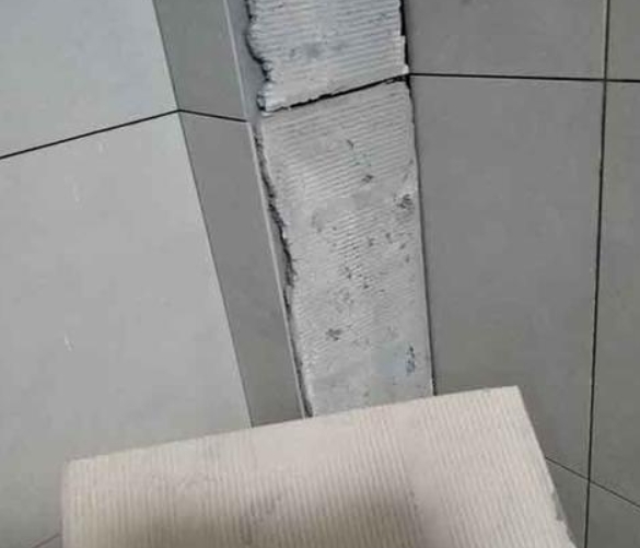 长寿瓷砖空鼓维修公司分享下厨房瓷砖脱落的补救措施。